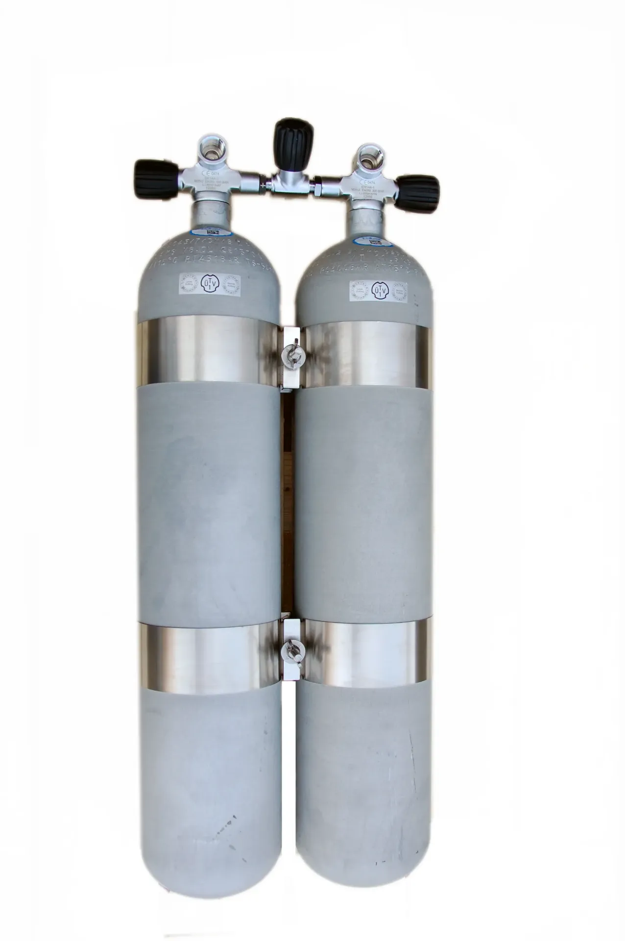 Faber Twin 8L / 300 bar hot dipped cylinder with V4tec bands and isolation manifold
